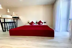 Светлая, новая студия с балконом у Аэропорта, Хабаровск