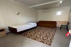 Двухкомнатный трехместный номер с кондиционером и санузлом с душем