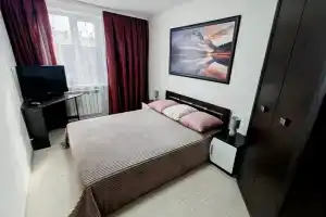 Малиновые апартаменты с 2 спальнями, кондиционером, кухней, Браслав