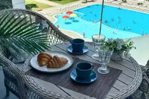 Студия в апарт-отеле с бассейном, собственным песчаным пляжем, парком