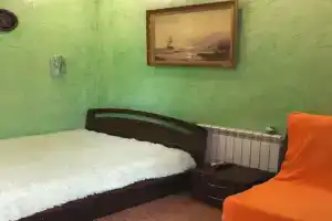 Трёхместный номер стандарт, Партенит