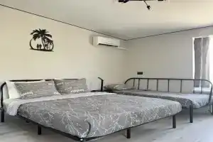 Смарт-студия в монохромных тонах