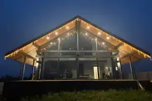 Стеклянный дом на берегу Мичуринского озера