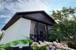 Уютный домик среди гор, Дедеркой