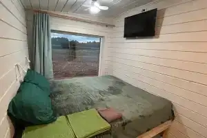 Домик Малина с панорамным окном и видом на озеро, Мандера