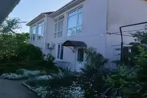 сдается коттедж 2  этажа.130 кв. м, с тремя отдельными комнатами, Приморский