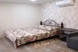 Дом в цветущем саду