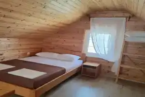 Домик с мансардой в сосновом бору на берегу озера