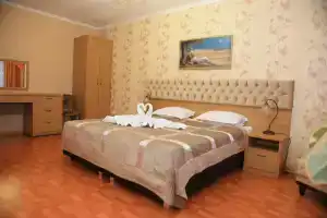 Двухместный номер с 2 отдельными кроватями полулюкс №2 с видом на море, Алушта