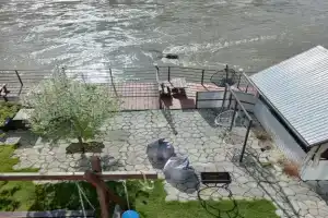 Комплекс с видом на реку в центре Чемала