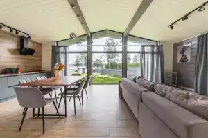 Дом на берегу озера