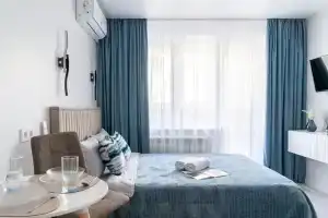 Современная и уютная студия с балконом