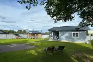 Новый, тёплый дом у соснового леса