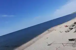Отдых на берегу Балтийского моря на пляже с синим флагом, Пионерский