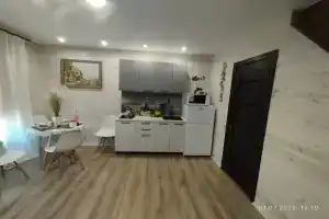 Котедж в тихом саду у моря