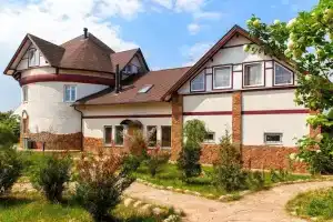 Шикарный коттедж с уютным средневековым интерьером