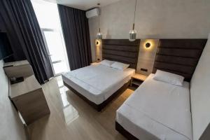 Трёхместный номер стандарт с видом на бассейн, Береговое