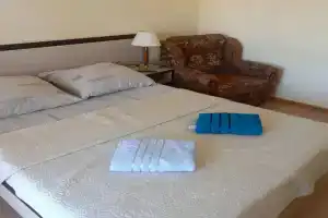 Уютный трехместный номер рядом с морем, Лоо