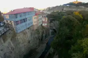 Дом над водопадом, Тбилиси