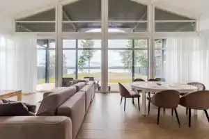 Дом с видом на озеро