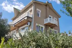 Апартаменты с видом на море, Отрадное
