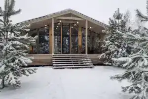 Стильный барнхаус с горячей купелью фурако с видом на воду