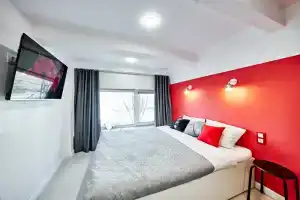 Апартамент в красных оттенках интерьера