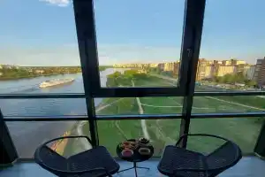 Студия с видом на Неву