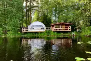 Чудесное место у озера с камином и русской баней