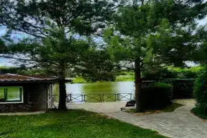 Дома на берегу озера, Калининград