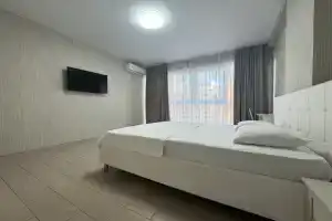 Трехкомнатная с балконом в ЖК Посейдон на первой линии у моря, Сочи