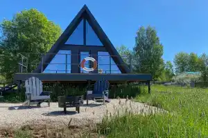 Smaland Musta House на берегу реки, Кирилловка