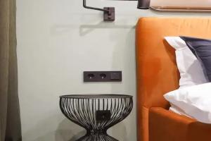 Современная студия Оранжевая с балконом, Калининград