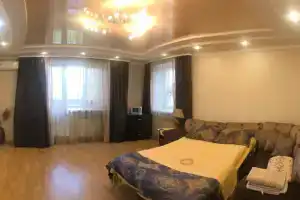 Комната с балконом напротив парка Победы., Казань