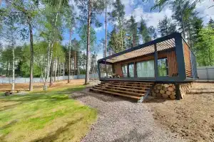 Атмосферный домик рядом с озером и лесом