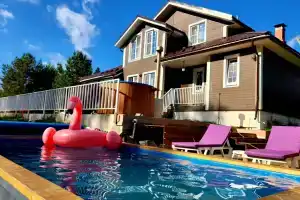 Коттедж с баней, горячей купелью, летним бассейном