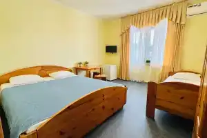 Трёхместный номер эконом, Вардане