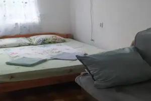 Трёхместный номер улучшенный с видом на горы, Лоо