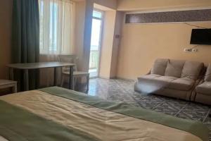 Четырёхместный номер стандарт с боковым видом на море без балкона