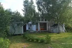 Дом с батутом и видом на сад