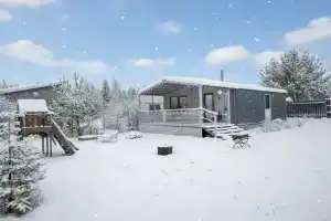 Уютный домик с детской площадкой и баней в тихом месте