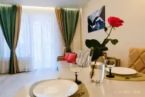 Квартира с видом на озеро, в современном районе .