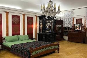 Квартира с антикварной мебелью, Москва