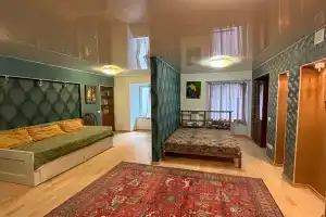 Арт-студия Восток-Запад у Эрмитажа, Санкт-Петербург
