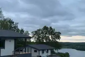 Дом проживание на вершине горы с видом на озеро, горы и лес