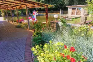 Уютный домик с баней, камином и террасой возле пруда