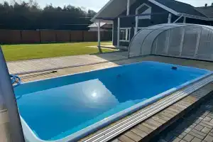 Уютный дом с бассейном на природе