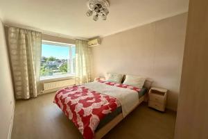 Двухкомнатная квартира в ста метрах от берега