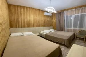 Четырёхместный номер стандарт, Вардане