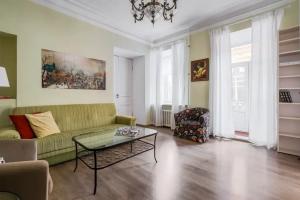 Четырехкомнатная квартира с балконом и видом на Адмиралтейство, Санкт-Петербург